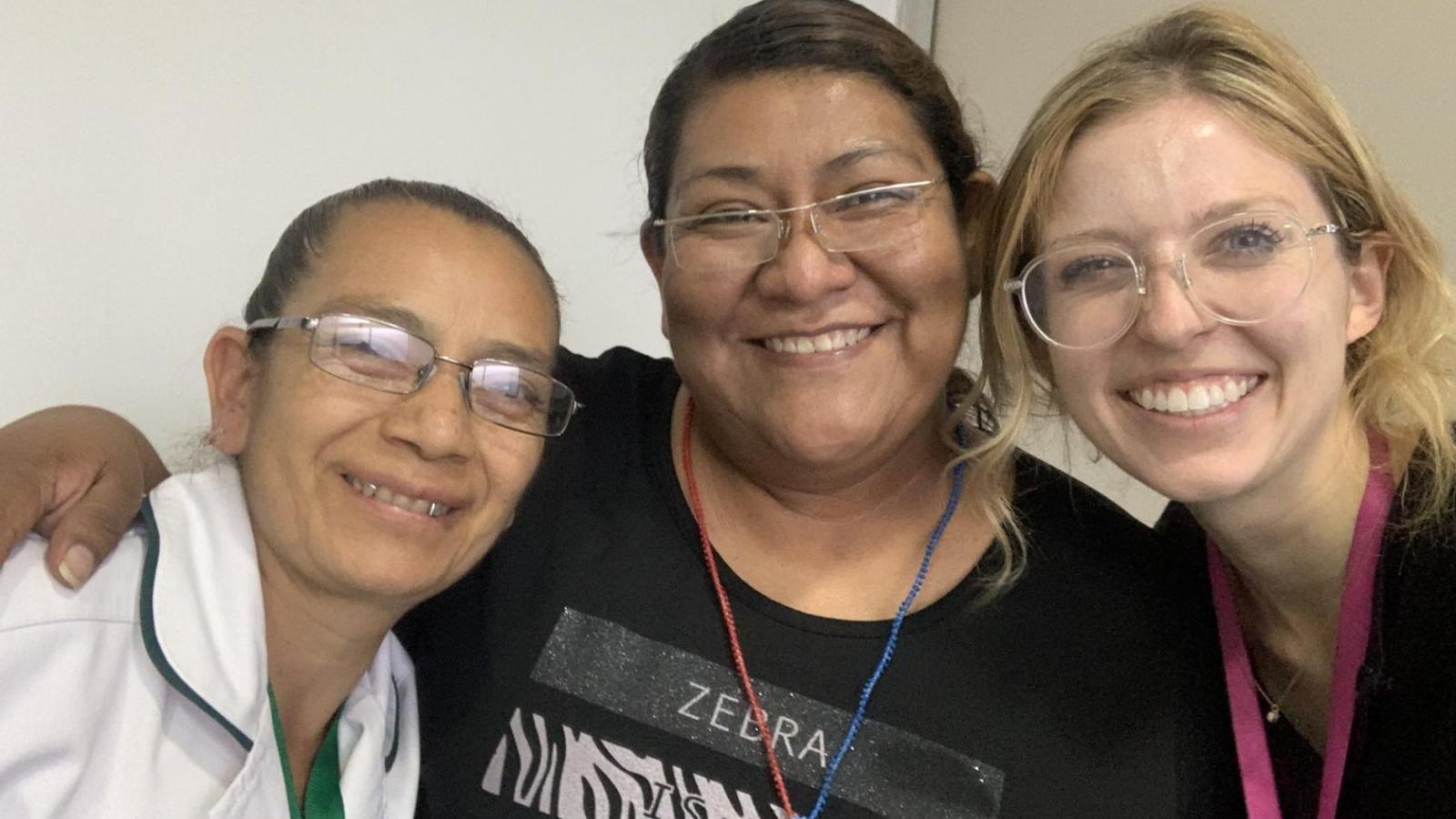 Olivia Schulist, Mexico City, with host team members