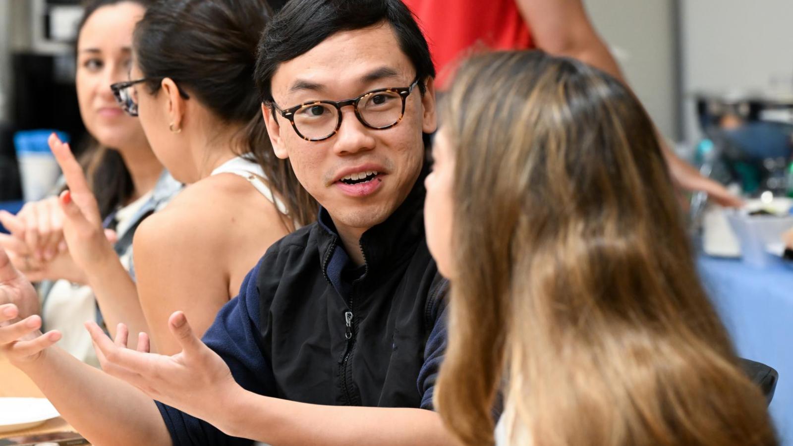 A male SHARP attendee talks to a female SHARP attendee during a break